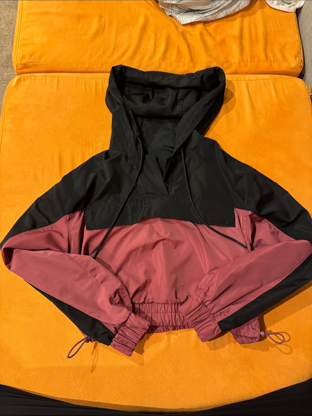 Alo cropped rain jacket in Mars Clay